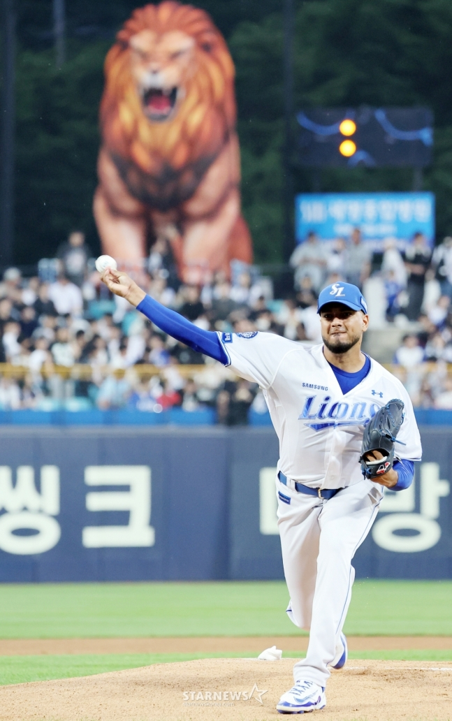 삼성 데니 레예스가 28일 대구 롯데전에서 투구하고 있다. /사진=강영조 선임기자