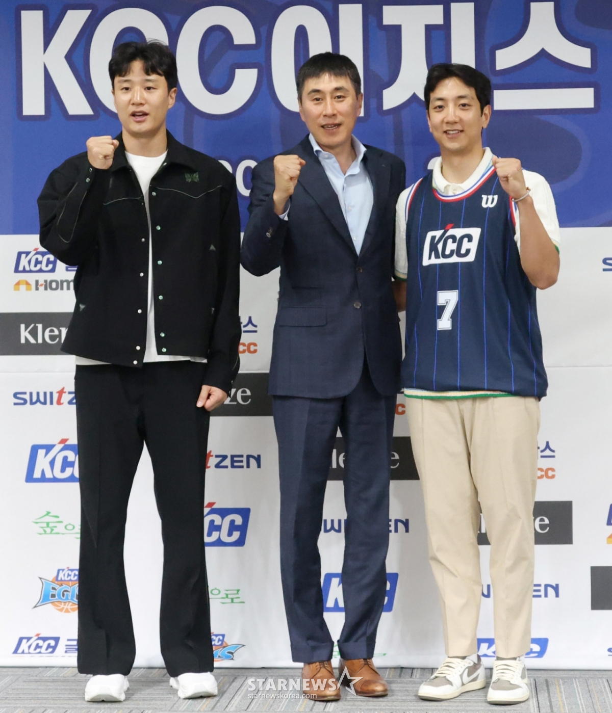 부산 KCC이지스 자유계약선수(FA) 허훈 입단 기자회견이 29일 오후 서울 강남구 KBL 센터에서 열렸다. 허훈(오른쪽)이 입단식 후 형 허웅(왼쪽), 이상민 감독과 포토타임을 갖고 있다. 허훈의 입단으로 KBL 역대 4번째 한 팀서 뛰는 형제가 탄생했다. 허훈은 형 허웅과 함께 다음 시즌 우승컵을 노린다. /사진=김진경 대기자