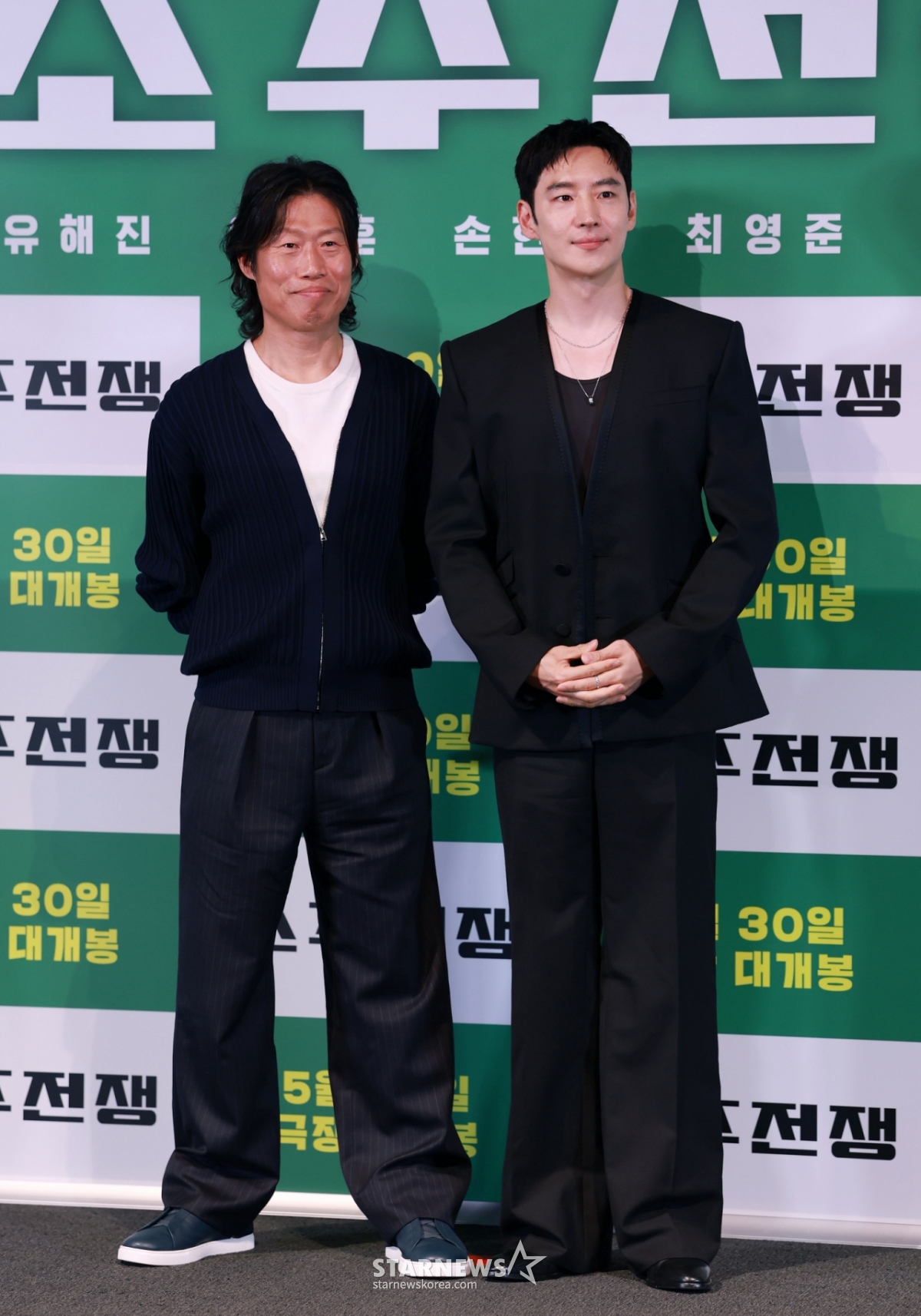 배우 유해진, 이제훈이 29일 오후 서울 CGV용산아이파크몰에서 진행된 영화 '소주전쟁' 언론배급시사회 및 기자간담회에 참석해 포즈를 취하고 있다.   1997년 IMF 외환위기, 소주 회사가 곧 인생인 재무이사 종록과 오로지 성과만 추구하는 글로벌 투자사 직원 인범이 대한민국 국민 소주의 운명을 걸고 맞서는 이야기 '소주전쟁'은 오는 30일 개봉한다. /2025.05.29 /사진=이동훈 photoguy@