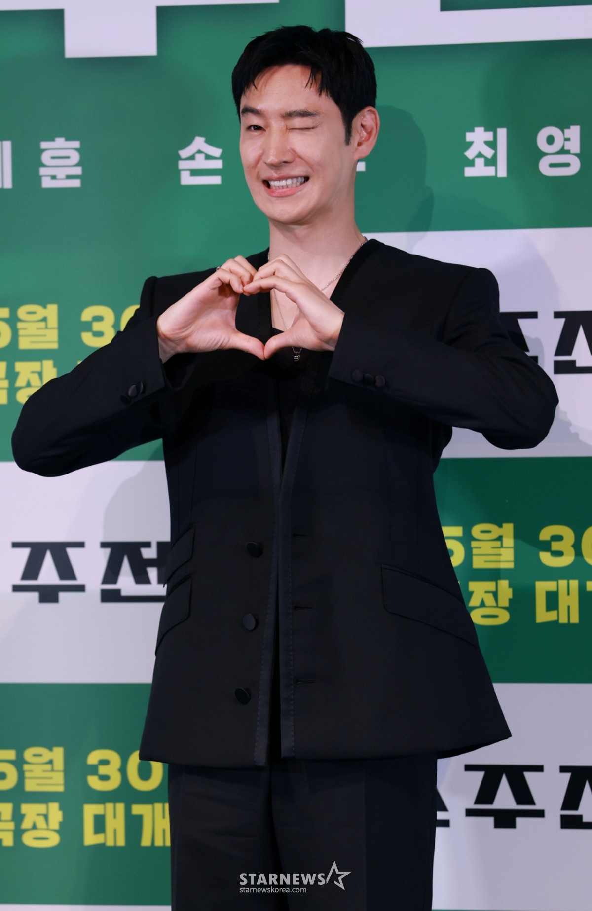 배우 이제훈이 29일 오후 서울 CGV용산아이파크몰에서 진행된 영화 '소주전쟁' 언론배급시사회 및 기자간담회에 참석해 포즈를 취하고 있다.   1997년 IMF 외환위기, 소주 회사가 곧 인생인 재무이사 종록과 오로지 성과만 추구하는 글로벌 투자사 직원 인범이 대한민국 국민 소주의 운명을 걸고 맞서는 이야기 '소주전쟁'은 오는 30일 개봉한다. /2025.05.29 /사진=이동훈 photoguy@