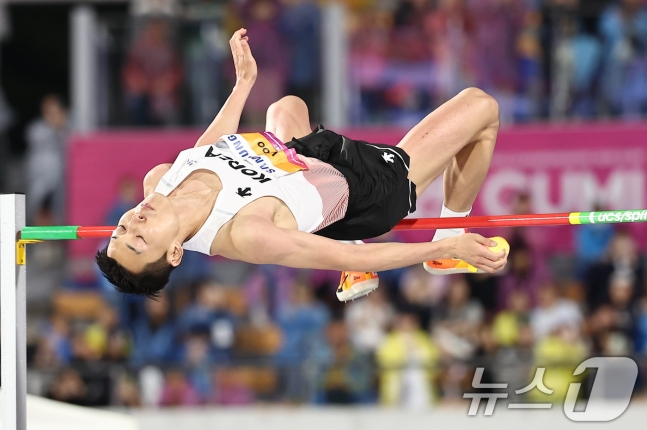 우상혁이 29일 경북 구미시민운동장에서 열린 2025 구미 아시아육상선수권대회 높이뛰기 결선에서 점프에 성공하고 있다. /사진=뉴스1