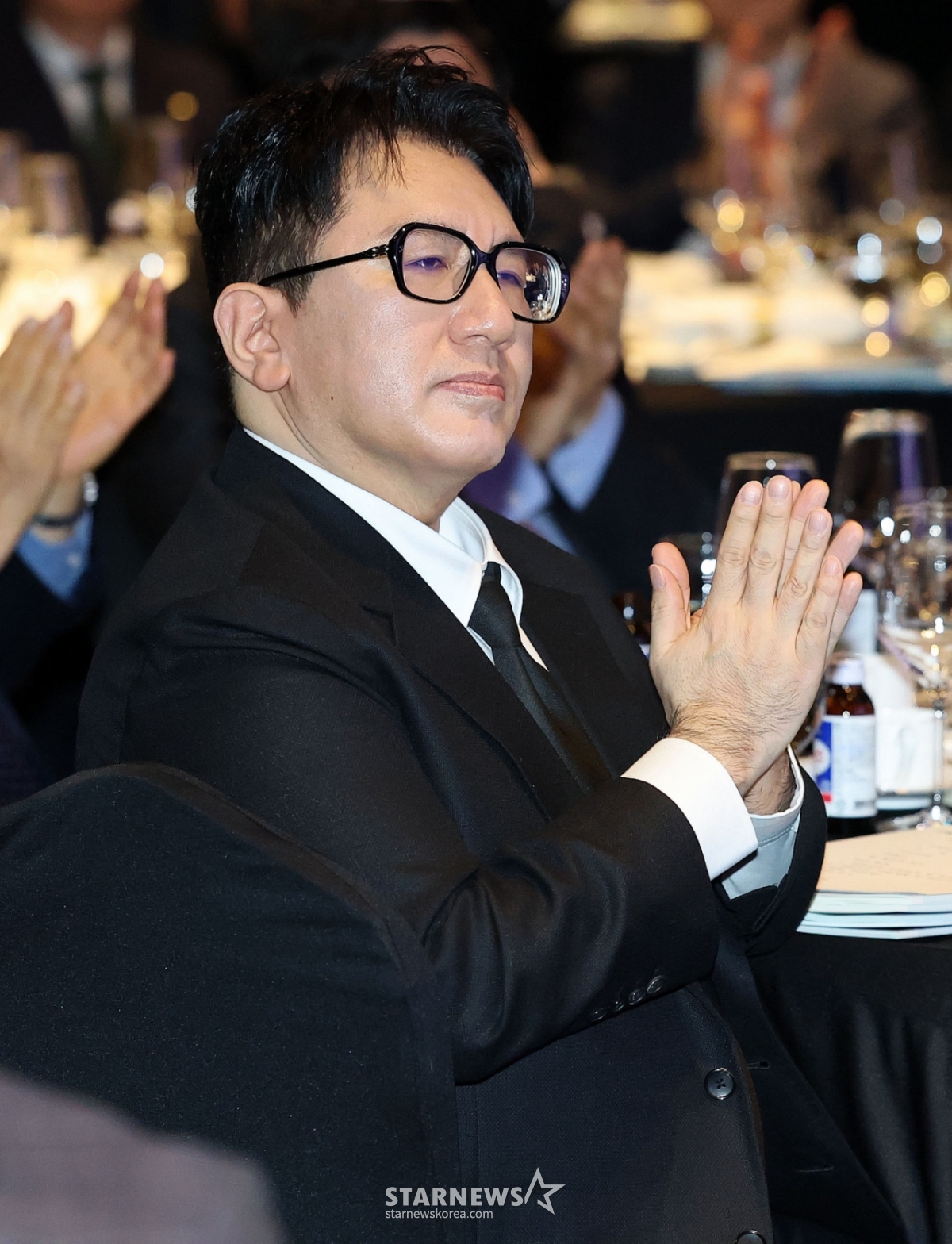 (서울=뉴스1) 박세연 기자 = 방시혁 하이브 이사회 의장이 20일 서울 여의도 FKI타워에서 열린 한경협 제64회 정기총회·새 CI 공개 행사에 참석해 박수치고 있다. 2025.2.20/뉴스1 Copyright © 뉴스1. All rights reserved. 무단 전재 및 재배포, AI학습 이용 금지. /사진=(서울=뉴스1) 박세연 기자