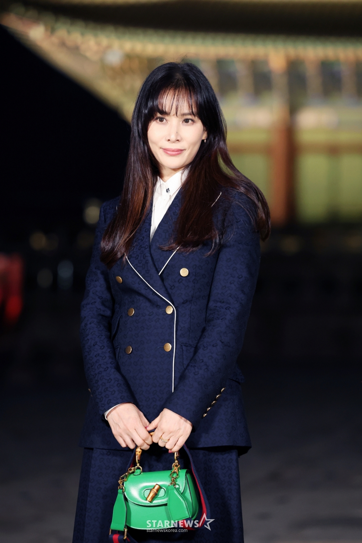 배우 고소영이 16일 오후 서울 종로구 경복궁에서 진행된 '구찌 2024 크루즈 패션쇼'에 참석해 포즈를 취하고 있다. 2023.05.16
