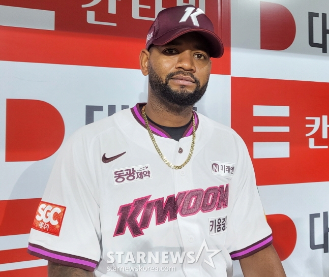 키움 유니폼을 입고 인터뷰에 나선 알칸타라. /사진=안호근 기자