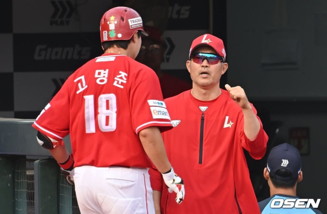 더그아웃으로 들어오는 고명준(왼쪽)을 맞이하는 이숭용 감독.
