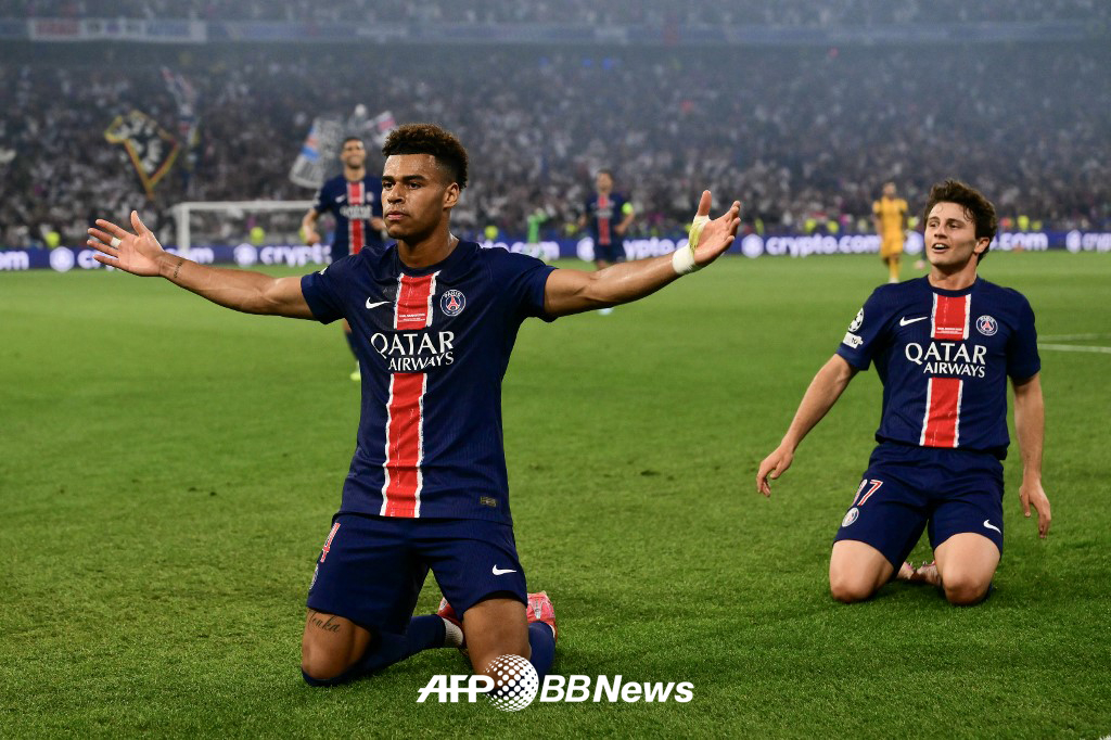파리생제르맹(PSG) 데지레 두에(왼쪽)가 1일(한국시간) 독일 뮌헨의 알리안츠 아레나에서 열린 인터밀란과의 2024~2025 유럽축구연맹(UEFA) 챔피언스리그 결승전에서 득점에 성공한 뒤 포효하고 있다. /AFPBBNews=뉴스1