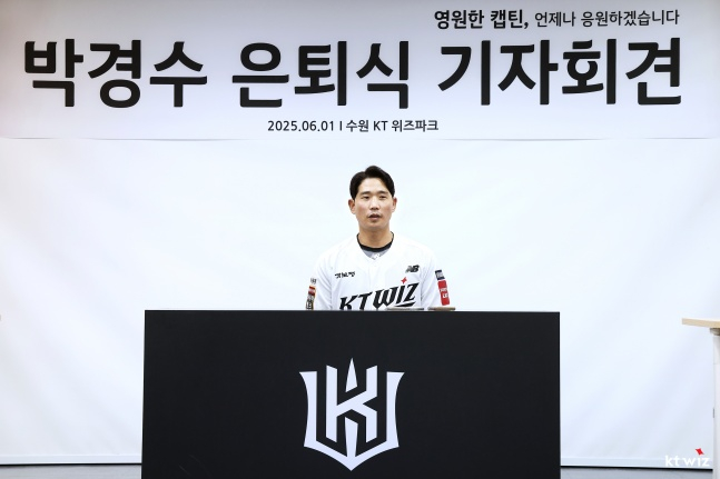 KT 박경수 코치가 1일 수원KT위즈파크에서 KIA전을 앞두고 열린 은퇴 기자회견에서 취재진과 인터뷰하고 있다. /사진=KT 위즈 제공