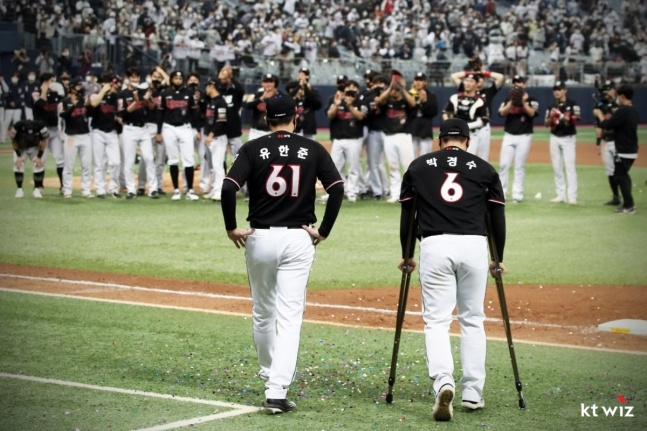 2021년 한국시리즈 우승 당시 박경수.(오른쪽) /사진=KT 위즈 제공