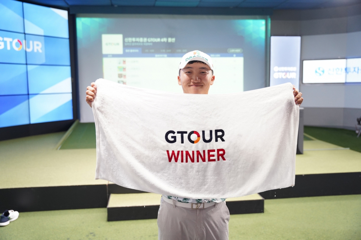 ‘2025 신한투자증권 GTOUR’ 4차 대회 우승자 김홍택이 우승 타월을 들고 기념사진을 촬영하고 있다.