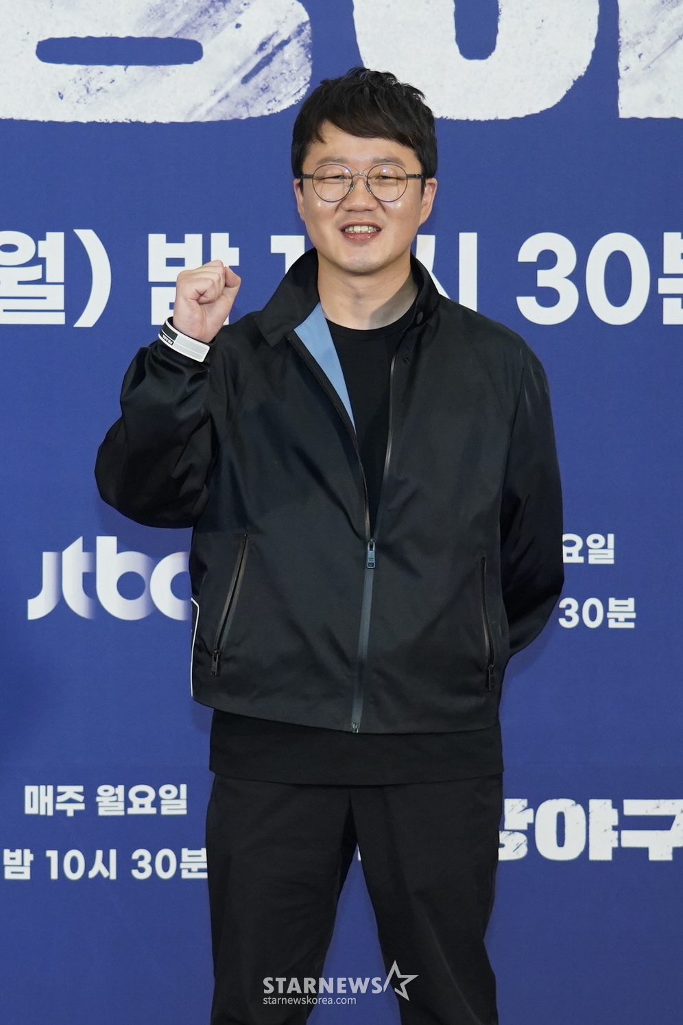 장시원 PD가 30일 오후 온라인 생중계로 진행된 JTBC 새 예능 '최강야구' 제작발표회에 참석해 포즈를 취하고 있다. 프로야구팀에 대적할만한 11번째 구단을 결성한다는 포부를 갖고 전국의 야구 강팀과 대결을 펼치는 야구 리얼리티 프로그램 '최강야구'는 6월 6일 첫 방송된다. /사진제공=JTBC 2022.05.30
