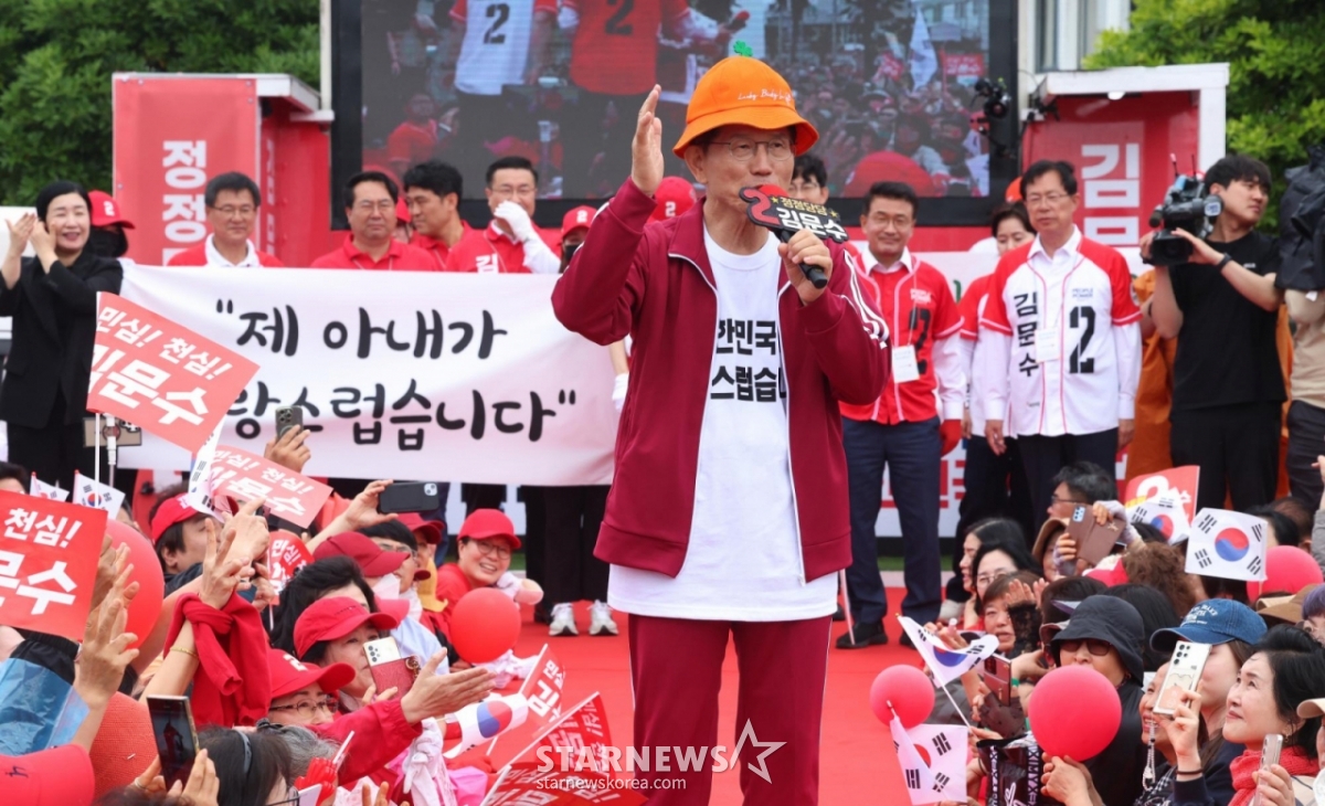 [제주=뉴시스] 우장호 기자 = 김문수 국민의힘 대선 후보가 2일 오전 제주시 일도일동 동문로터리에서 열린 유세에서 연설을 하고 있다. (제주도사진기자회) 2025.06.02. woo1223@newsis.com /사진=우장호