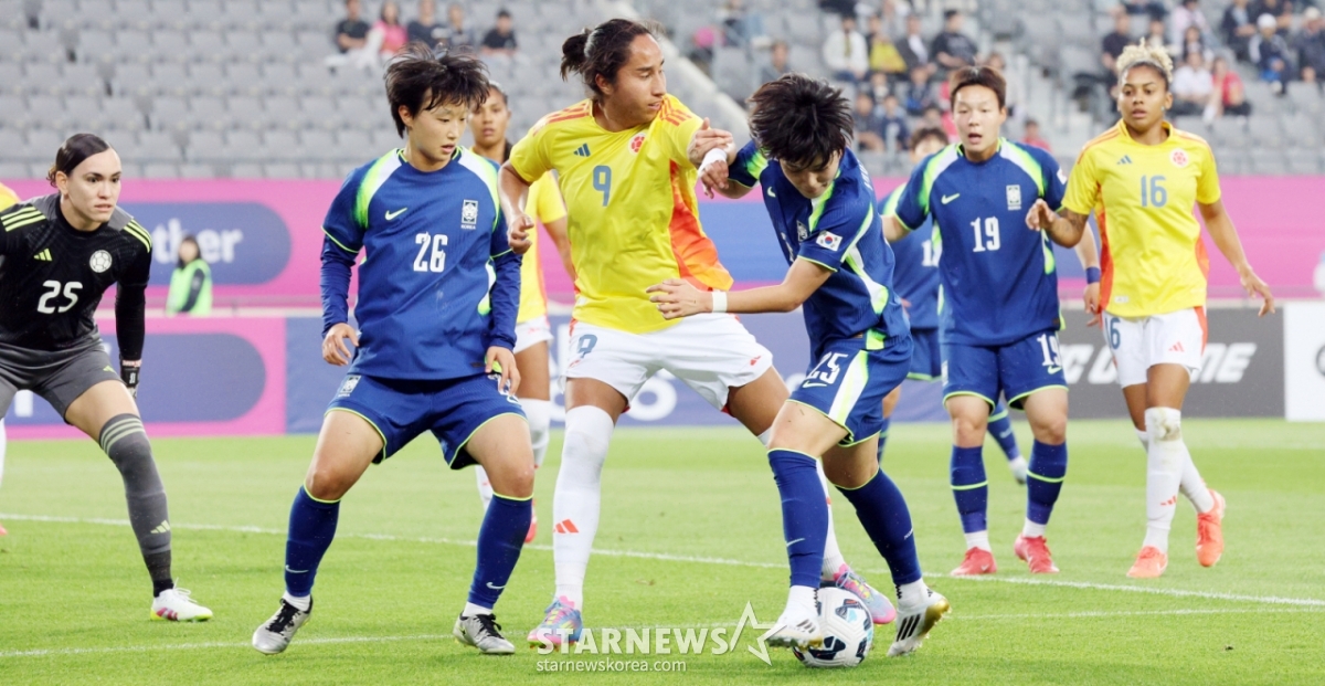 정다빈이 2일 용인미르종합운동장에서 열린 국가대표평가전 대한민국과 콜롬비아의 경기에서 콜롬비아 라미레즈와 볼을 다투고 있다. /사진=강영조 선임기자