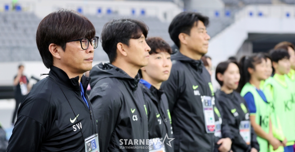 신상우 여자축구대표팀 감독이 2일 용인미르종합운동장에서 열린 국가대표평가전 대한민국과 콜롬비아의 경기에서 지휘하고 있다. /사진=강영조 선임기자