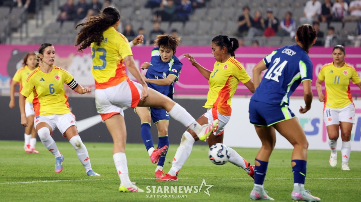 대표팀 문은주가 2일 용인미르종합운동장에서 열린 국가대표평가전 대한민국과 콜롬비아의 경기에서 수비를 따돌리며 슈팅을 시도하고 있다. /사진=강영조 선임기자
