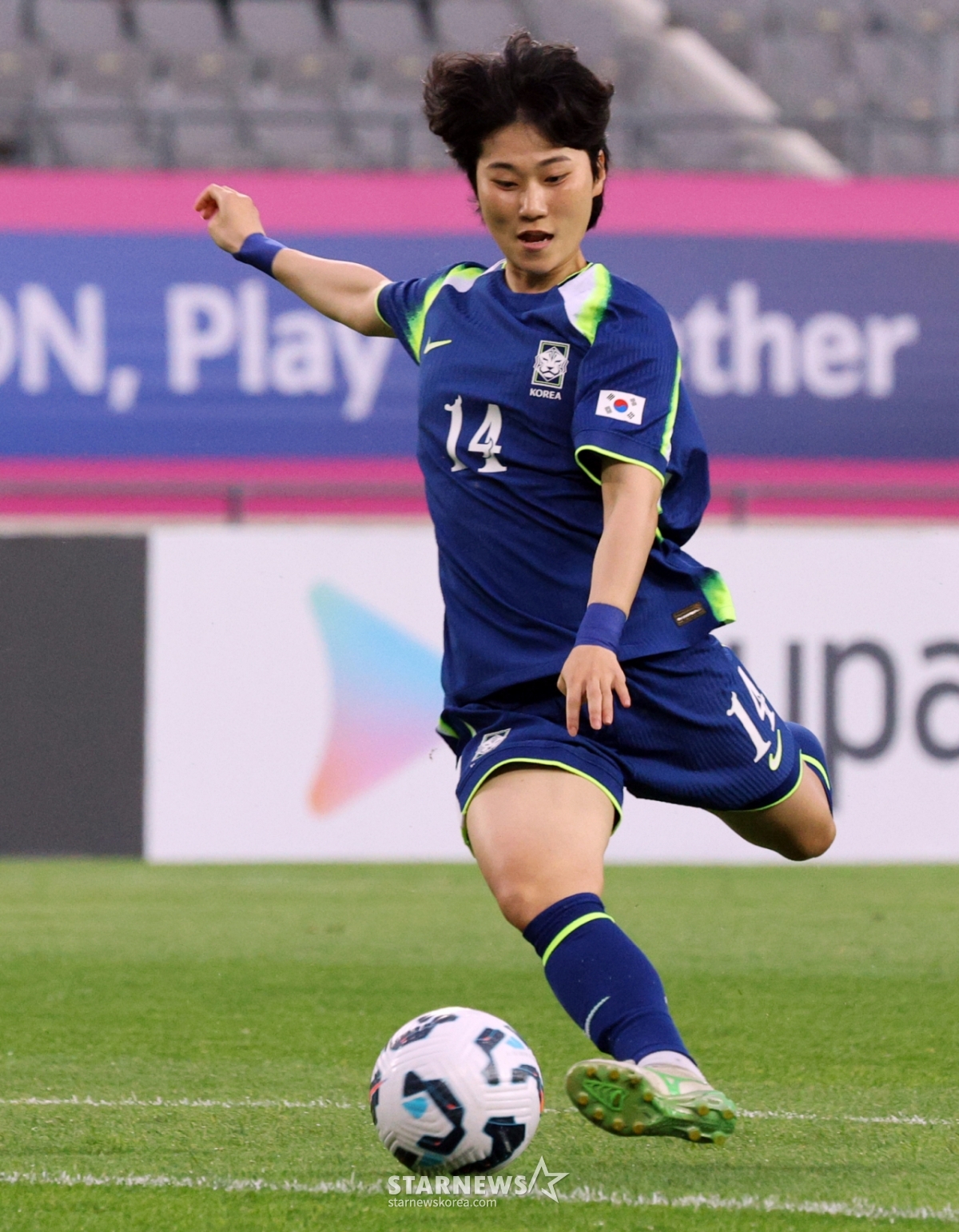정민영이 2일 용인미르종합운동장에서 열린 국가대표평가전 대한민국과 콜롬비아의 경기에서 전반 초반 선제골을 성공시키고 있다. /사진=강영조 선임기자