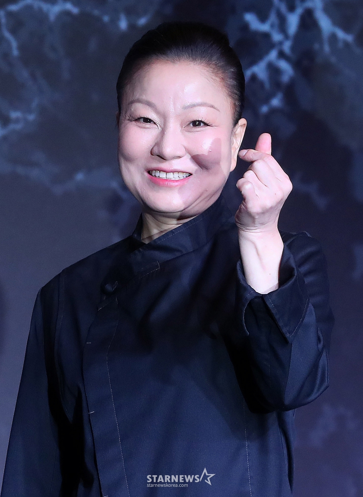 이모카세 1호가 7일 오전 서울 마포구 호텔 나루 서울 엠갤러리에서 진행된 넷플릭스 예능 '흑백요리사: 요리 계급 전쟁' TOP8 기자간담회에 참석해 포즈를 취하고 있다. '흑백요리사: 요리 계급 전쟁'은 맛 하나는 최고라고 평가받는 재야의 고수 '흑수저' 셰프들이 대한민국 최고의 스타 셰프 '백수저'들에게 도전장을 내밀며 치열하게 맞붙는 100인의 요리 계급 전쟁이다. 2024.10.07 /사진=김창현