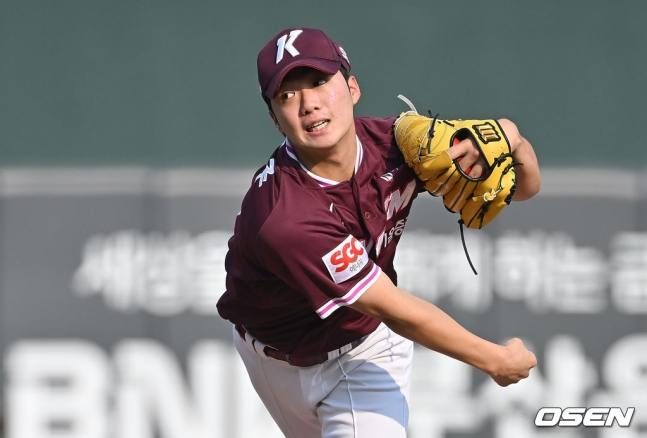 키움 김연주가 3일 사직 롯데전에서 투구하고 있다.