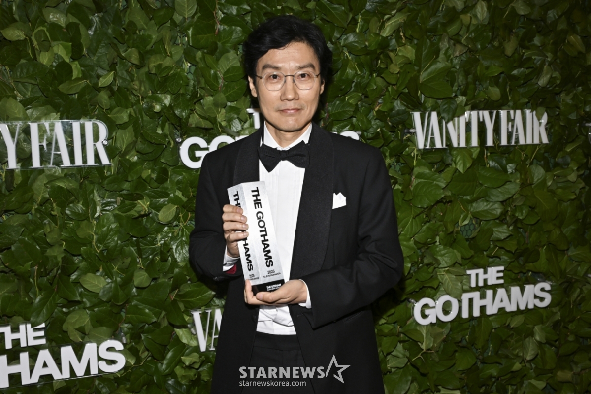 [뉴욕=AP/뉴시스] 넷플릭스 '오징어 게임'의 황동혁 감독이 2일(현지 시간) 미국 뉴욕 월스트리트 치프리아니에서 열린 '2025 고담 텔레비전 어워즈'에서 공로상(Creator Tribute)을 받은 후 포즈를 취하고 있다. 2025.06.03. /사진=민경찬