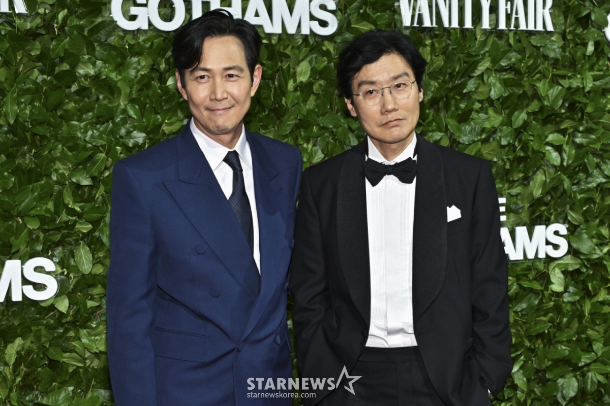 [뉴욕=AP/뉴시스] 넷플릭스 '오징어 게임'의 황동혁(오른쪽) 감독과 배우 이정재가 2일(현지 시간) 미국 뉴욕 월스트리트 치프리아니에서 열린 '2025 고담 텔레비전 어워즈'에 참석해 포토 타임을 갖고 있다. 황 감독은 이날 TV의 지평을 넓히고 크나큰 영향을 미친 창작자에게 수여되는 공로상(Creator Tribute)을 받았다. 2025.06.03. /사진=민경찬