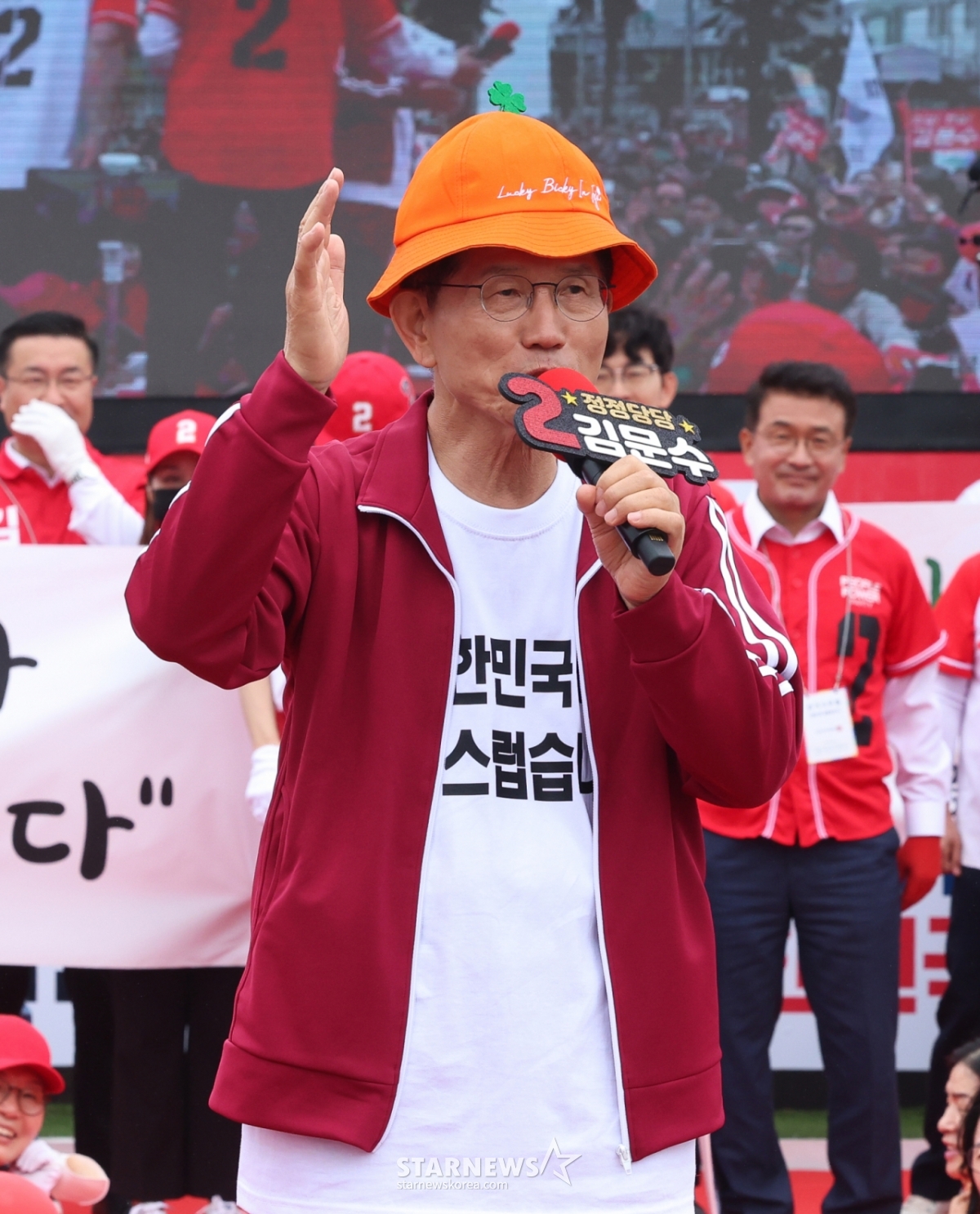 [제주=뉴시스] 우장호 기자 = 김문수 국민의힘 대선 후보가 2일 오전 제주시 일도일동 동문로터리에서 열린 유세에서 연설을 하고 있다. (제주도사진기자회) 2025.06.02. woo1223@newsis.com /사진=우장호