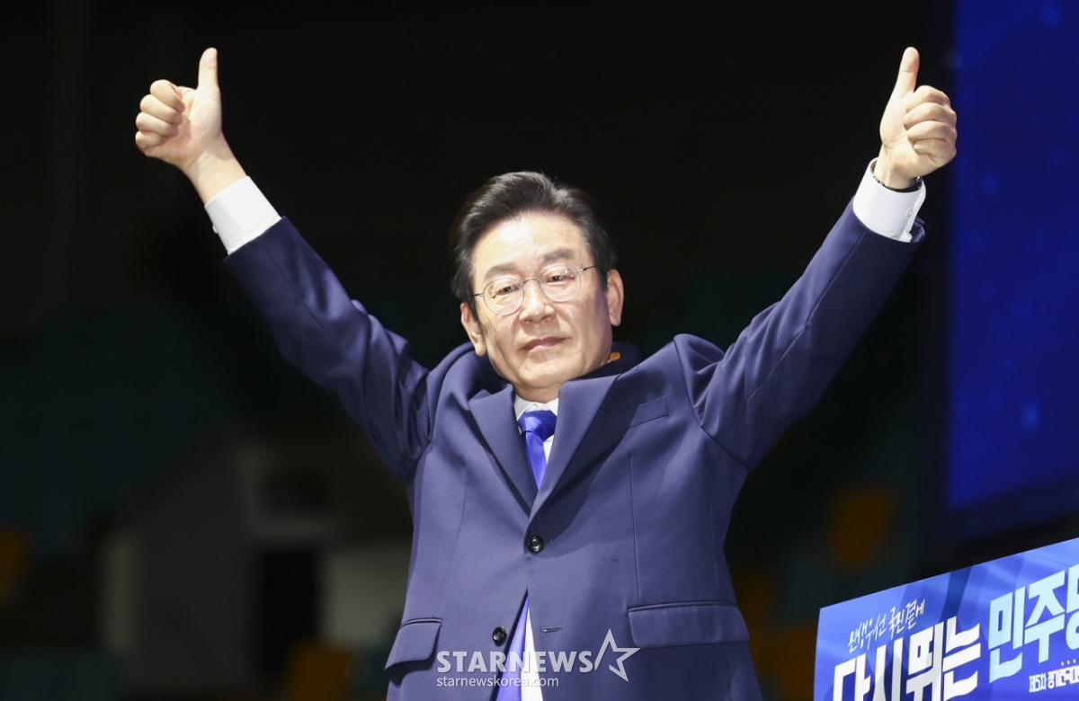 (서울=뉴스1) = 이재명 더불어민주당 대통령 후보가 4일 제21대 대한민국 대통령 당선이 확실시 되고 있다. 사진은 2022년 8월 28일 올림픽공원 체조경기장에서 열린 더불어민주당 제 5차 정기전국대의원대회에서 당대표로 선출된 이재명 의원이 인사하는 모습. (뉴스1 DB) 2025.6.4/뉴스1 Copyright © 뉴스1. All rights reserved. 무단 전재 및 재배포, AI학습 이용 금지. /사진=(서울=뉴스1)