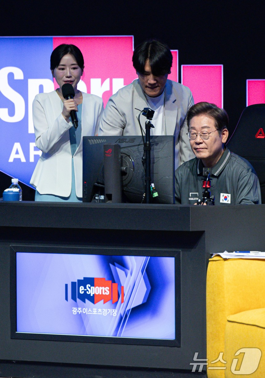 이재명(오른쪽) 당시 대통령 후보가 지난 5월 17일 오후 광주에서 e스포츠를 체험하고 있다. /사진=뉴스1