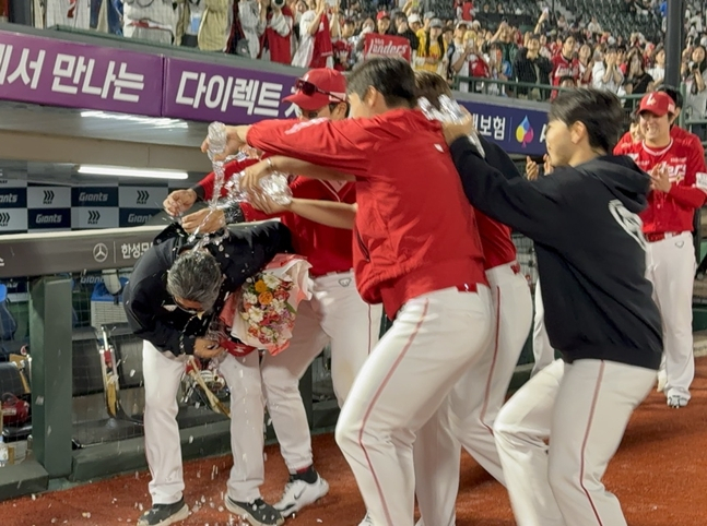 이숭용 감독이 100승을 달성하자 케이크를 묻히고 있는 선수들. /사진=SSG 랜더스