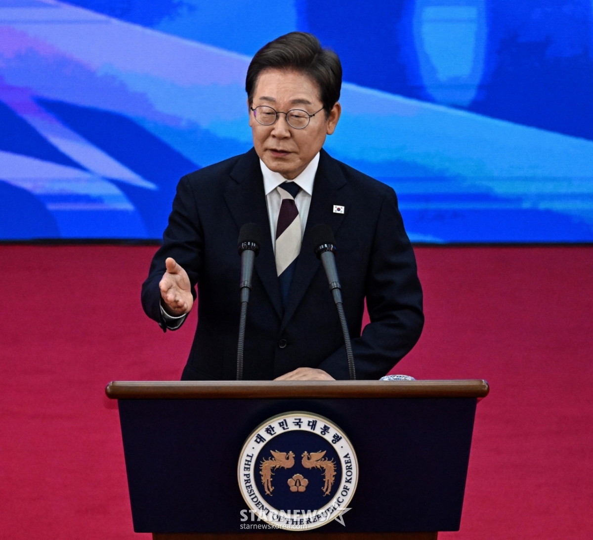 [서울=뉴시스] 국회사진기자단 = 이재명 대통령이 4일 서울 여의도 국회 로텐더홀에서 열린 제21대 대통령 취임선서식에서 국민께 드리는 말씀을 하고 있다. 2025.06.04. photo@newsis.com /사진=류현주