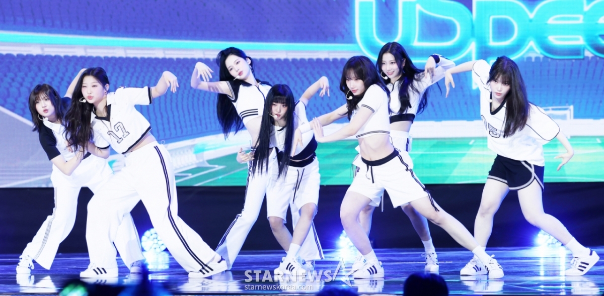 그룹 유스피어가 4일 오후 서울 마포구 상암동 SBS프리즘타워에서 열린 첫 번째 데뷔 싱글 앨범 'SPEED ZONE' 발매 기념 쇼케이스에서 멋진 무대를 선보이고 있다. /2025.06.04 /사진=김휘선 hwijpg@