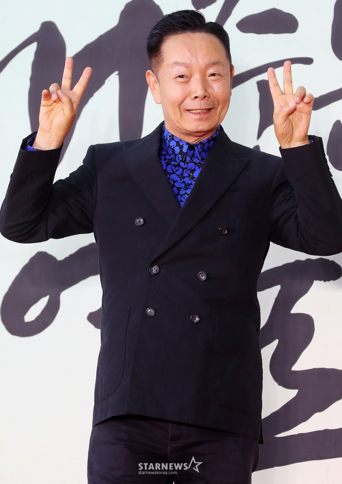 코미디언 김학래가 31일 오후 서울 중구 국립극장 해오름극장에서 진행된 '2024 대한민국 대중문화예술상' 레드카펫 행사에 참석해 포즈를 취하고 있다. 올해 15회 차를 맞이한 '대중문화예술상'은 가수와 배우, 희극인, 성우, 방송작가, 연주자 등 다양한 분야를 아우르는 대중문화예술인들의 사회적 위상과 창작 의욕을 높이고, 대중문화예술산업의 발전에 기여한 공을 기리기 위한 대중문화예술 분야 최고 권위 정부 포상이다. 2024.10.31 /사진=김창현 chmt@