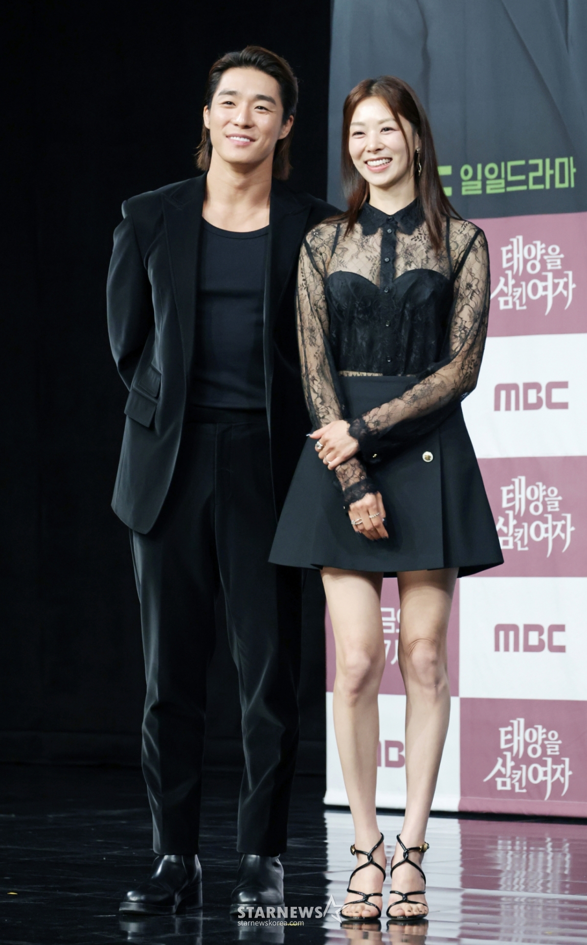 배우 서하준, 장신영이 5일 오전 서울 마포구 상암동 MBC 사옥에서 진행된 일일드라마 '태양을 삼킨 여자' 제작발표회에 참석해 포즈를 취하고 있다. 피해자가 가해자로 둔갑한 세상, 하나뿐인 딸의 이름으로 재벌가에 맞선 한 여자의 처절한 복수극을 그린 드라마 '태양을 삼킨 여자'는 오는 9일 첫 방송된다. /2025.06.05 /사진=이동훈 photoguy@