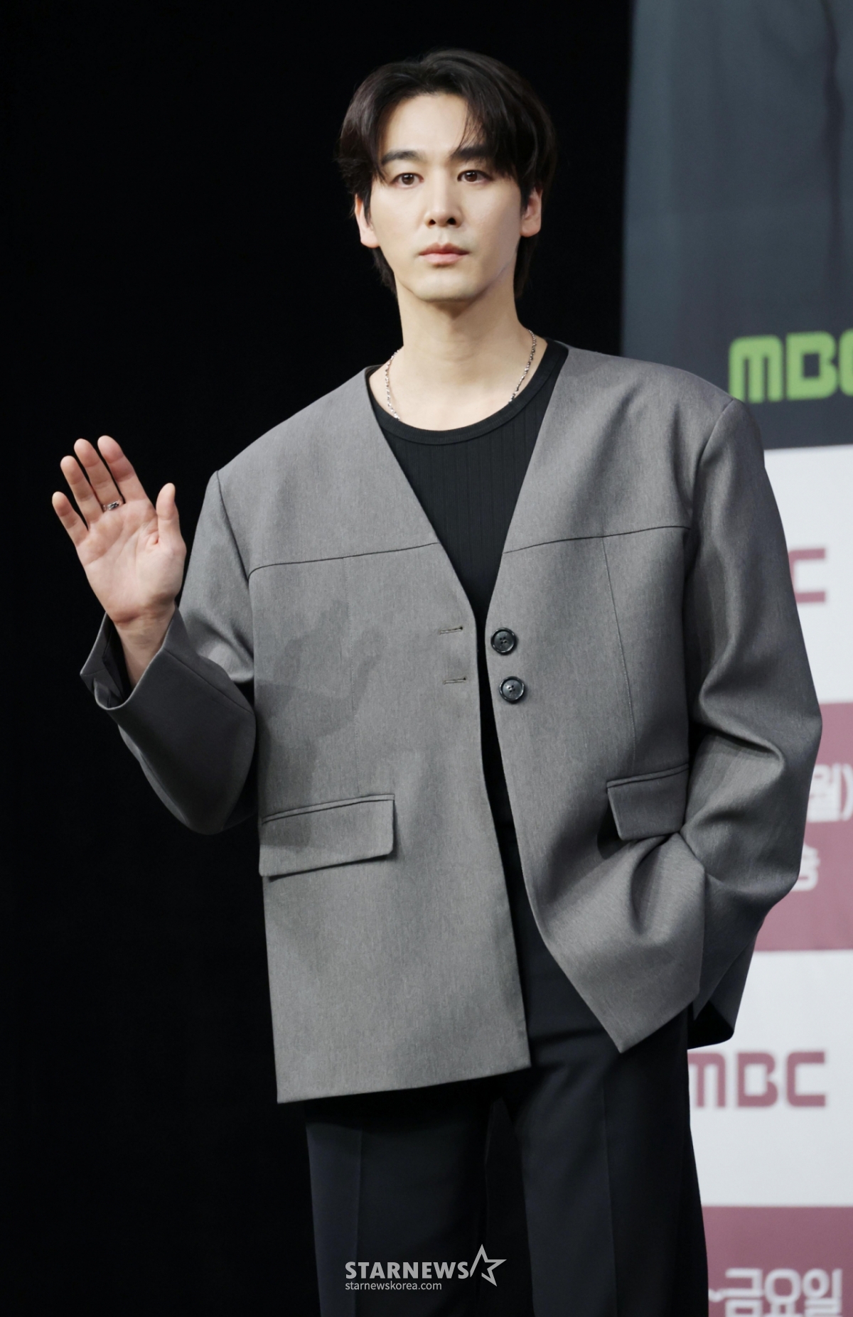 배우 오창석이 5일 오전 서울 마포구 상암동 MBC 사옥에서 진행된 일일드라마 '태양을 삼킨 여자' 제작발표회에 참석해 포즈를 취하고 있다. 피해자가 가해자로 둔갑한 세상, 하나뿐인 딸의 이름으로 재벌가에 맞선 한 여자의 처절한 복수극을 그린 드라마 '태양을 삼킨 여자'는 오는 9일 첫 방송된다. /2025.06.05 /사진=이동훈 photoguy@