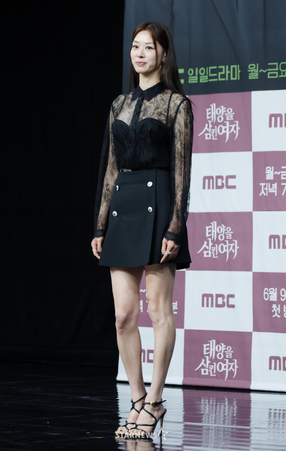 배우 장신영이 5일 오전 서울 마포구 상암동 MBC 사옥에서 진행된 일일드라마 '태양을 삼킨 여자' 제작발표회에 참석해 포즈를 취하고 있다. 피해자가 가해자로 둔갑한 세상, 하나뿐인 딸의 이름으로 재벌가에 맞선 한 여자의 처절한 복수극을 그린 드라마 '태양을 삼킨 여자'는 오는 9일 첫 방송된다. /2025.06.05 /사진=이동훈 photoguy@