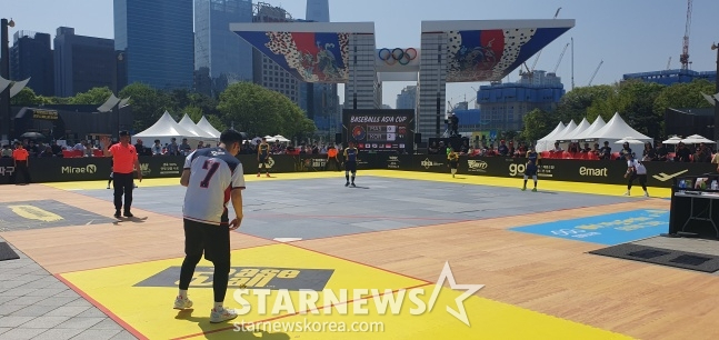 지난해 4월 서울 올림픽공원 평화의 광장에서 열린 '제2회 SA 베이스볼5 아시아컵' 예선 경기 모습. /사진=김동윤 기자