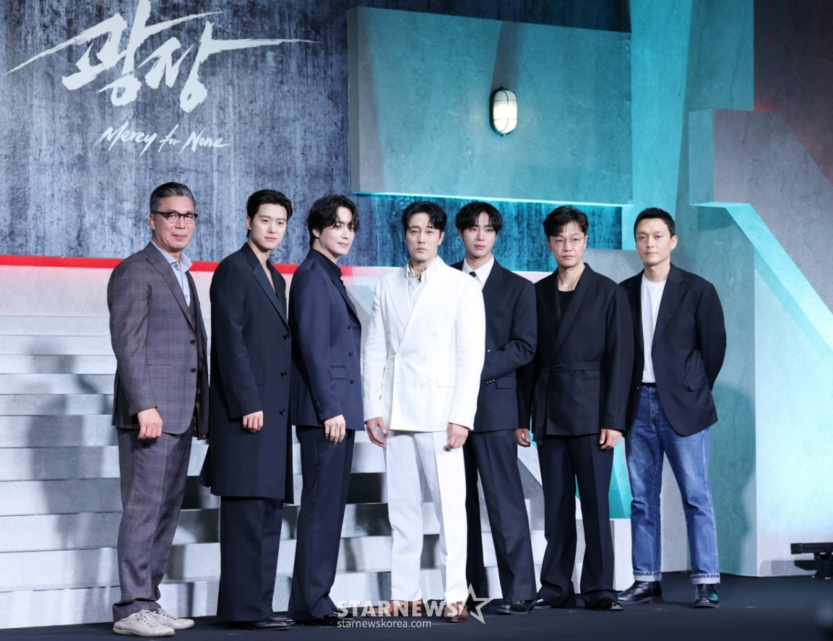 배우 안길강, 공명, 이준혁, 소지섭, 추영우, 조한철, 최성은 감독이 5일 서울 중구 앰배서더 서울 풀만에서 열린 넷플릭스 '광장' 제작발표회에 참석해 포즈를 취하고 있다. /2025.06.05 /사진=김휘선 hwijpg@