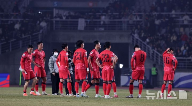 지난 3월 경기 고양시 고양종합운동장에서 열린 '2026 국제축구연맹(FIFA) 북중미 월드컵 아시아 지역 3차 예선 B조 7차전' 대한민국과 오만의 경기, 1-1 무승부로 경기를 대표팀 선수들이 아쉬워하고 있다. /사진=뉴시스