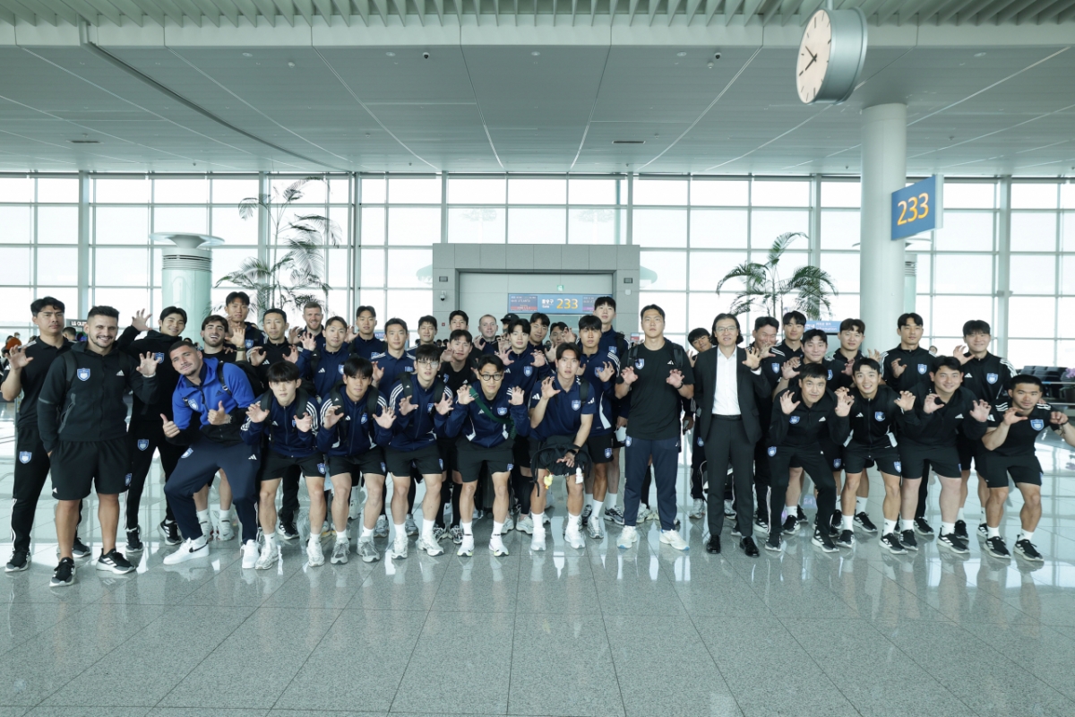 2025 FIFA 클럽 월드컵 출전을 위해 미국으로 출국하기 전 단체 사진을 찍은 울산 HD 선수단. /사진=울산 HD 제공