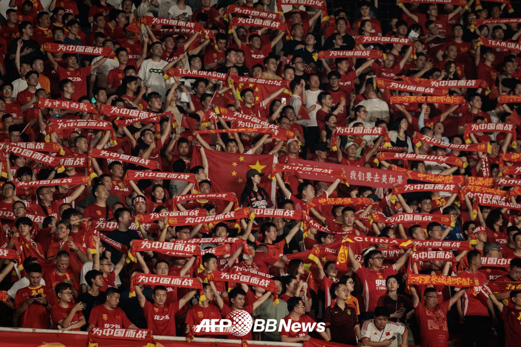 지난 5일 2026 국제축구연맹(FIFA) 북중미 월드컵 아시아 3차 예선 인도네시아 원정에서 응원하고 있는 중국 팬들. /AFPBBNews=뉴스1