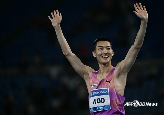 우상혁이 7일(한국시간) 이탈리아 로마에서 열린 2025 세계육상연맹 로마 다이아몬드리그 남자 높이뛰기 종목에서 우승한 후 기뻐하고 있다. /AFPBBNews=뉴스1