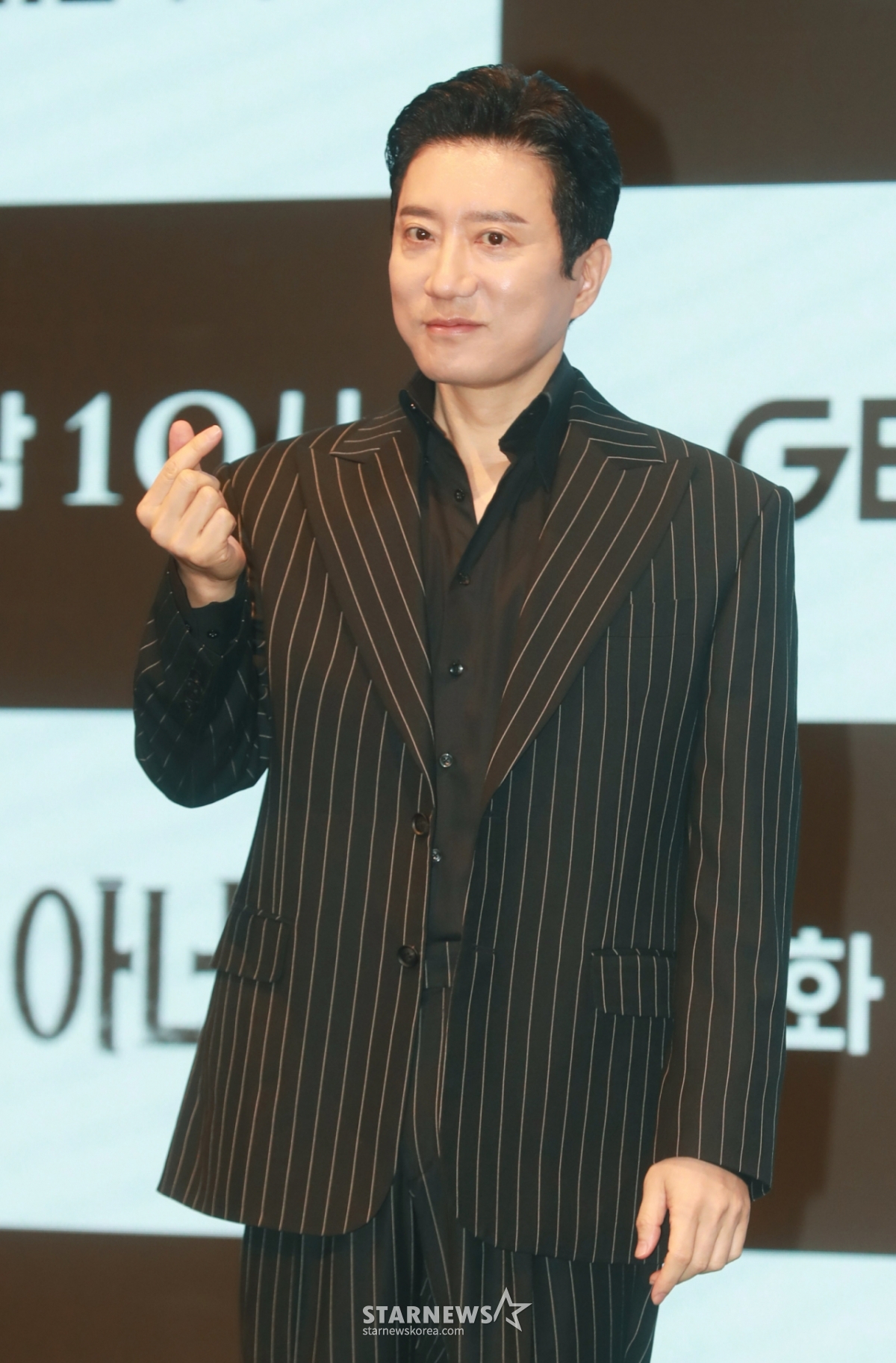배우 김명민이 12일 오후 서울 구로구 더 세인트에서 진행된 지니TV 드라마 '유어 아너' 제작발표회에 참석해 포즈를 취하고 있다. 자식을 위해 괴물이 되기로 한 두 아버지의 부성 본능 대치극 '유어 아너'는 오늘(12일) 첫 방송된다. /2024.08.12 /사진=이동훈