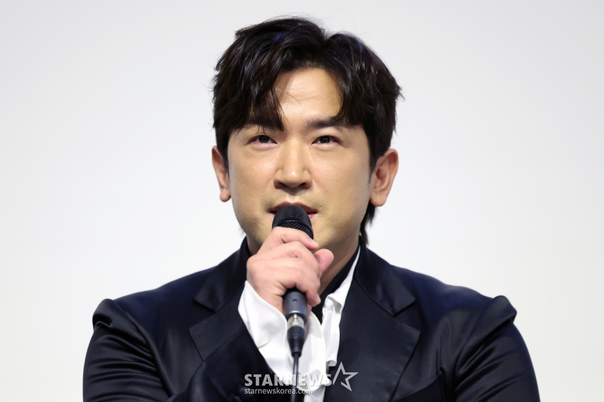 [서울=뉴시스] 박진희 기자 = 연극 '레미제라블' 출연 배우 이민우(마리우스 역)가 30일 서울 강남구 더샵갤러리에서 제작발표회를 하고 있다. 2024.10.30. pak7130@newsis.com /사진=박진희