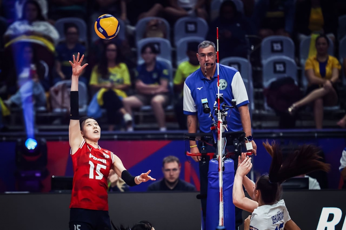 이선우(왼쪽)가 8일(한국시간) 브라질 리우데자네이루에서 열린 2025 국제배구연맹(FIVB) 발리볼네이션스리그(VNL) 예선 2조 3차전 체코전에서 공격을 시도하고 있다. /사진=FIVB 제공