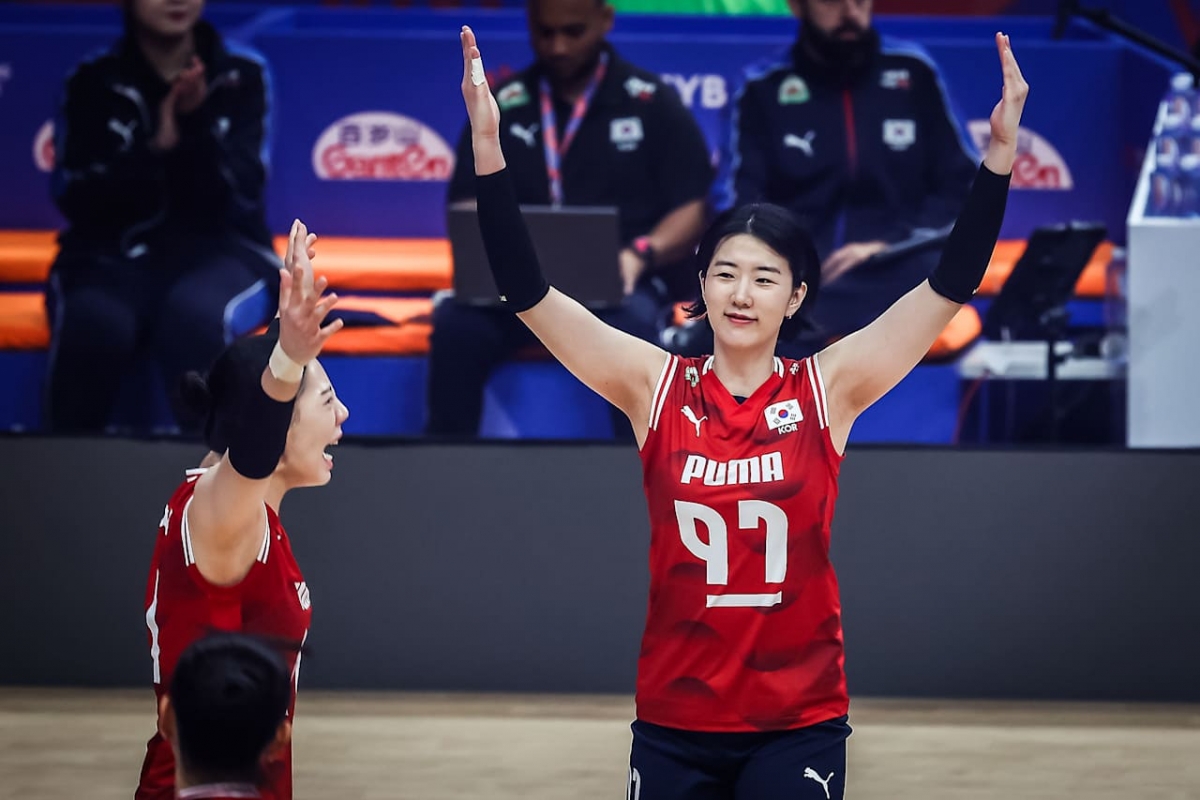 강소휘(오른쪽)가 8일(한국시간) 브라질 리우데자네이루에서 열린 2025 국제배구연맹(FIVB) 발리볼네이션스리그(VNL) 예선 2조 3차전 체코전에서 공격을 성공시킨 뒤 기뻐하고 있다. /사진=FIVB 제공