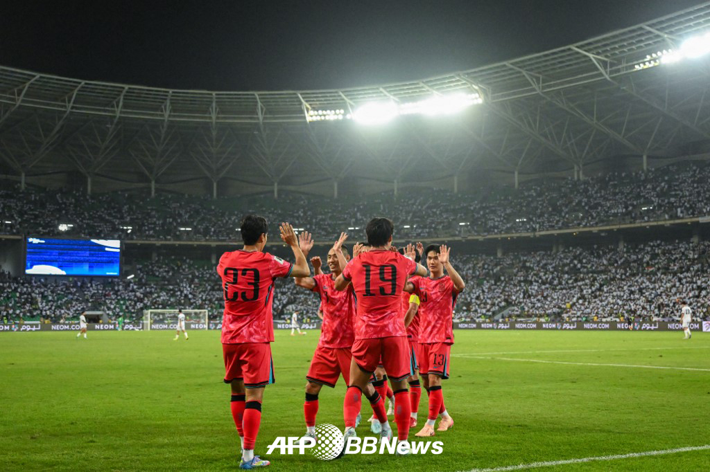지난 6일 이라크 바스라 국제경기장에서 열린 이라크와의 2026 국제축구연맹(FIFA) 북중미 월드컵 아시아 3차 예선 9차전에서 득점 이후 기뻐하고 있는 대한민국 축구대표팀 선수들. /AFPBBNews=뉴스1