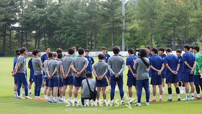 한국 축구대표팀이 2026 FIFA 북중미 월드컵 3차 예선 쿠웨이트와 조별리그 최종전을 앞두고 8일 오후 파주 NFC에서 훈련을 진행했다. 홍명보 감독이 훈련에 앞서 선수들에게 지시 사항을 전달하고 있다. /사진=김진경 kim.jinkyung@