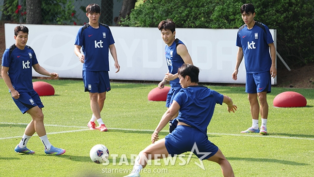 한국 축구대표팀이 2026 FIFA 북중미 월드컵 3차 예선 쿠웨이트와 조별리그 최종전을 앞두고 8일 오후 파주 NFC에서 훈련을 진행했다. 이강인을 비롯한 대표팀 선수들이 론도 훈련을 하고 있다. /사진=김진경 대기자
