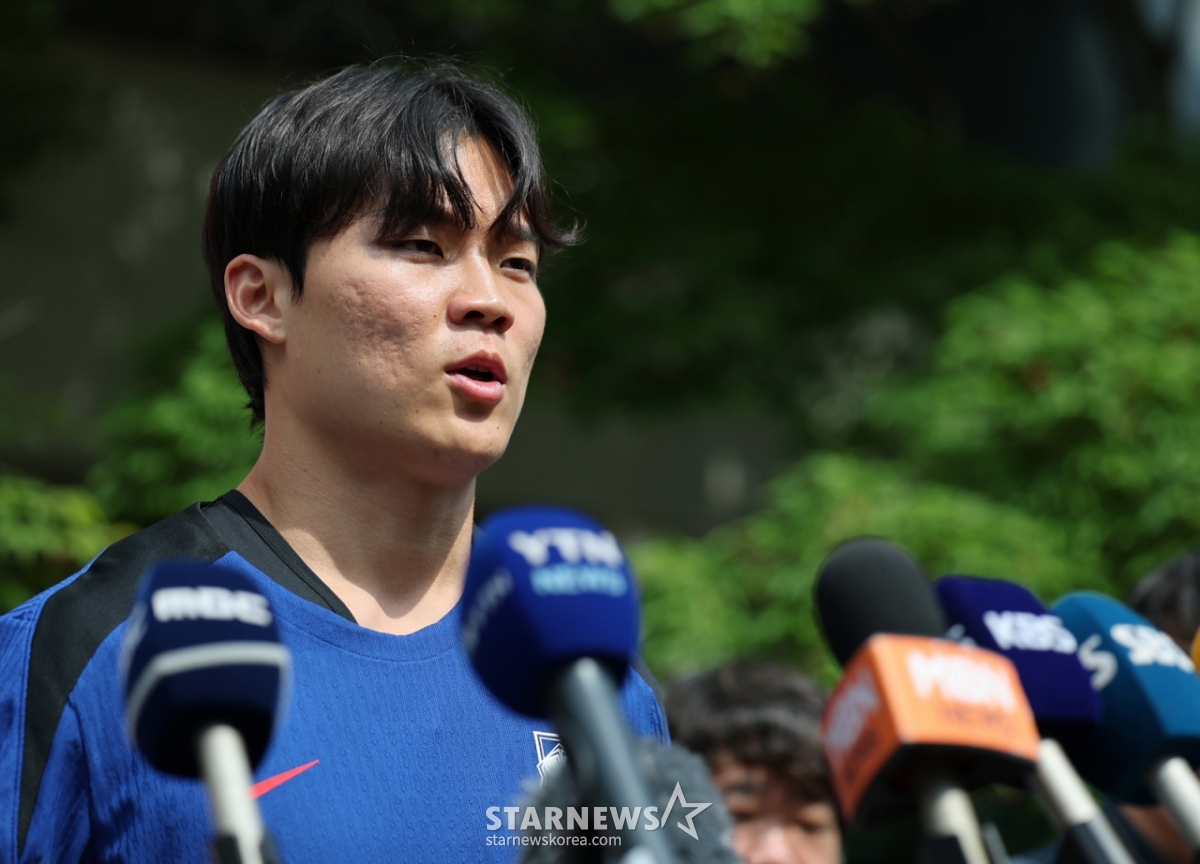 대한민국 축구 국가대표팀 오현규가 8일 오후 경기도 파주시 축구 국가대표 트레이닝센터(NFC)에서 열린 공개 훈련에 앞서 취재진과 인터뷰를 하고 있다. 11회 연속 월드컵 본선 진출 금자탑을 쌓은 홍명보호는 오는 10일 서울월드컵경기장에서 쿠웨이트와 2026 국제축구연맹(FIFA) 북중미 월드컵 아시아 지역 3차예선 최종전을 치른다. /사진=뉴스1