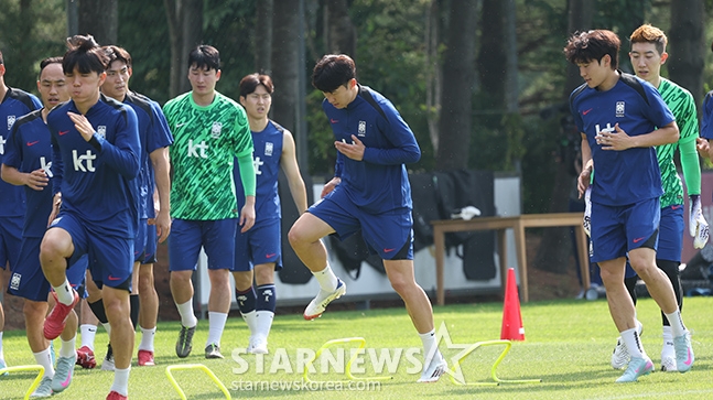 한국 축구대표팀이 2026 FIFA 북중미 월드컵 3차 예선 쿠웨이트와 조별리그 최종전을 앞두고 8일 오후 파주 NFC에서 훈련을 진행했다. 손흥민을 비롯한 대표팀 선수들이 러닝 훈련을 하고 있다. /사진=김진경 대기자