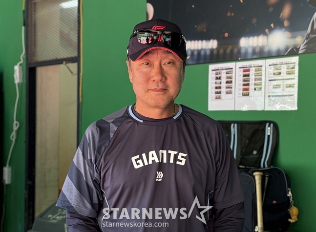 롯데 김상진 퓨처스 투수코치가 인터뷰 후 포즈를 취하고 있다. /사진=양정웅 기자
