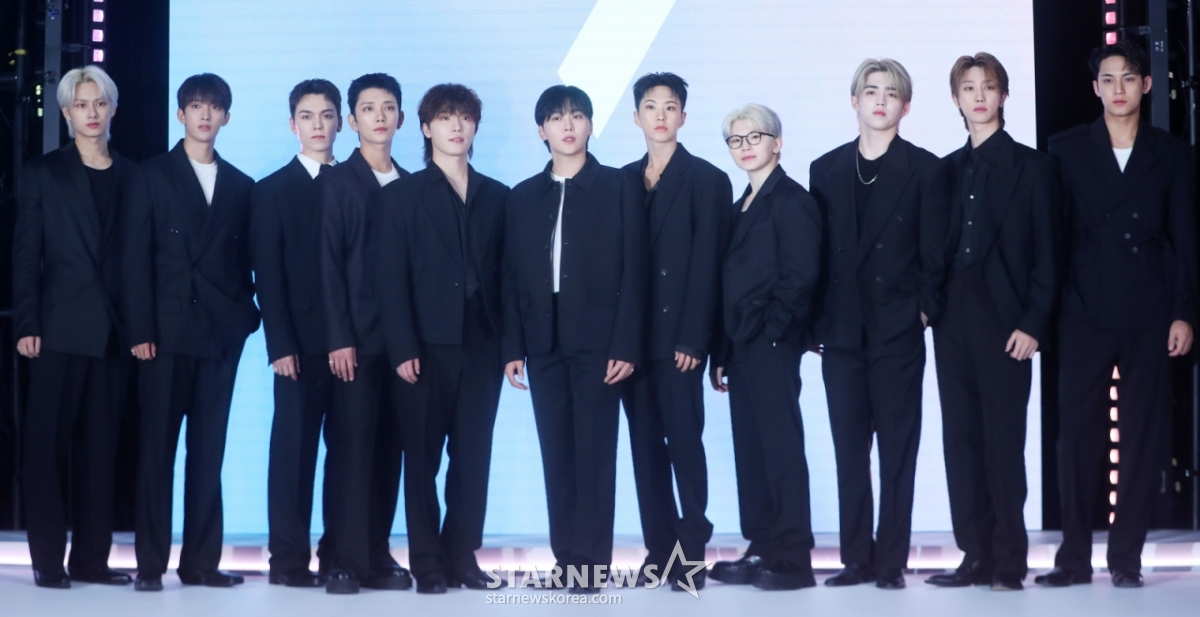 [서울=뉴시스] 김혜진 기자 = 그룹 세븐틴(왼쪽부터 준, 도겸, 버논, 조슈아, 디노, 승관, 호시, 우지, 에스쿱스, 디에잇, 민규)이 4일 오후 서울 용산구 한화손해보험 한남사옥에서 열린 에어비앤비 CEO와 아티스트 세븐틴이 함께하는 포토 행사에서 포즈를 취하고 있다. 2025.06.04. jini@newsis.com /사진=김혜진